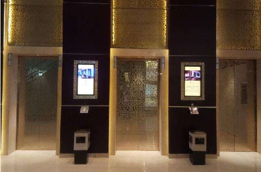 连锁酒店电梯广告机的安装方式及应用优势