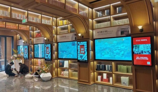 智能壁挂广告机：零售场景的数字化营销利器